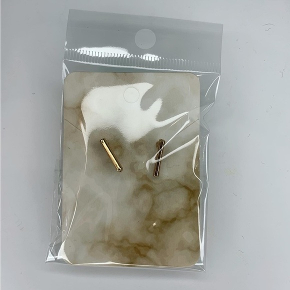 Gold line studs - Picture 2 of 4